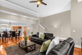 4BR Disney Family Townhouse Resort in Orlando - with Resort Pool, Gym, Games, & Jacuzzi